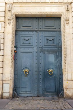 Paris, Fransa 'da eski süslü bir kapı - tipik eski bir apartman..