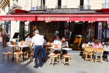 Paris, Fransa-13 Nisan 2024: Cafe Au Sauvignon Paris 'teki Saint-Germain des Pres' in en iyi geleneksel kafelerinden biridir. .