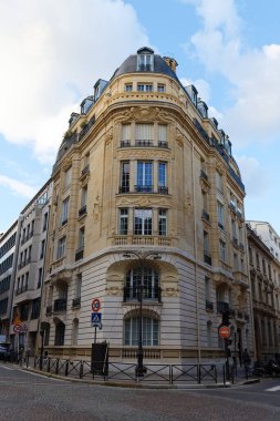 Tipik balkon ve pencereli geleneksel Fransız evinin ön cephesi. Paris, Fransa.