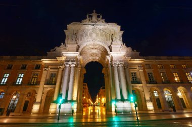 Lizbon 'daki tarihi bina Ticaret Meydanı, Portekiz. Zafer Rua Augusta Kemeri. Güzel gece şehri.