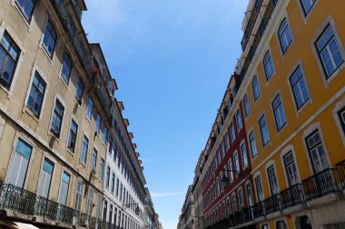 Lizbon tarihi şehir merkezinin tipik Portekiz mimarisi ve renkli binaları. Portekiz.
