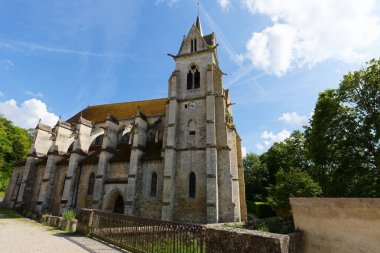 Crecy-la-Chapelle 'deki Notre-Dame de l Assomption kolej kilisesi 800. yılını kutlayan gotik bir Brie mücevheridir..