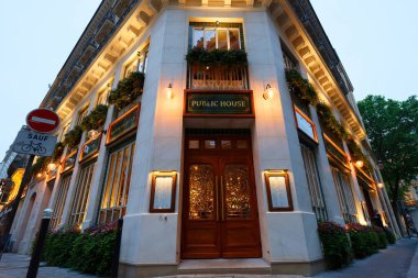 Paris, Fransa - Haziran 01, 2024: Opera bölgesinin göbeğinde bulunan Kamu Evi, Paris 'teki bir brasserinin kodlarını bir İngiliz restoranınkiyle birleştirdi..