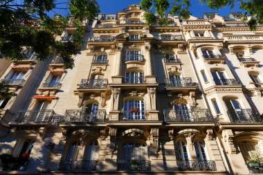 Tipik balkon ve pencereli geleneksel Fransız evinin ön cephesi. Paris, Fransa.