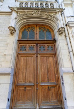 Paris, Fransa 'da eski süslü bir kapı - tipik eski bir apartman..