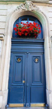 Paris, Fransa 'da eski süslü bir kapı - tipik eski bir apartman..