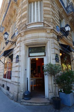 Paris, Fransa-7 Haziran 2024: Fransa 'nın 7. Bölgesi' nde Villars Bulvarı 'nda bulunan geleneksel Fransız pastanesi ve pastanesi.