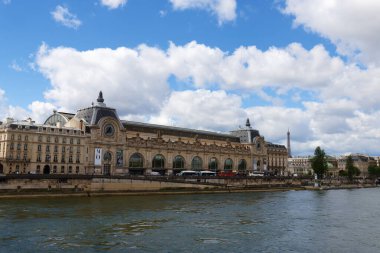 Paris, Fransa - 06 Mayıs 2024: Paris 'in 7. bölgesindeki Seine nehrinin rıhtımında bulunan Orsay Müzesi binasının dışı .