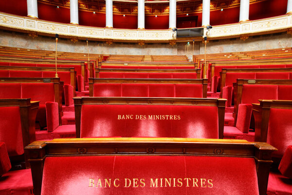 Париж Франция - Жюэн 03, 2023: Скамейки министров во дворце Бурбон, резиденция Национального собрания Франции, нижняя законодательная палата правительства Франции.