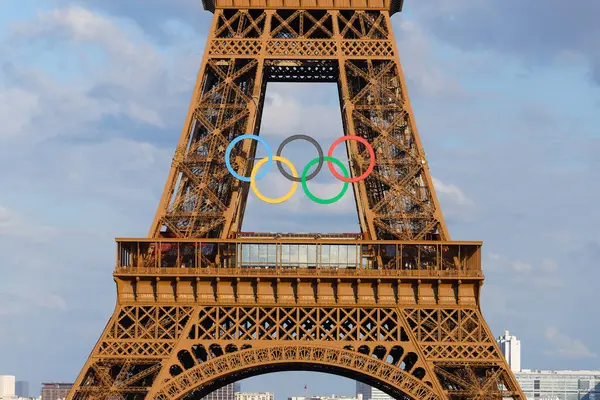 Paris, Fransa-22 Haziran 2024: Paris 2024 Olimpiyat Oyunları 'nın olimpiyat yüzükleriyle Eyfel Kulesi manzarası. Paris 'in 7. bölgesinde dünyanın en çok ziyaret edilen anıtıdır..