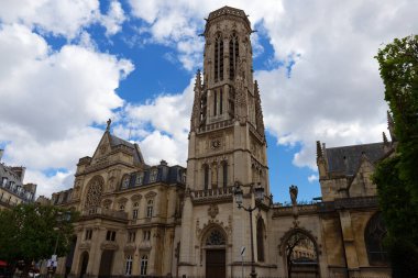 Saint-Germain-l 'Auxerrois Kilisesi, Paris, Fransa, güneşli bir öğleden sonra, resmin solunda Süslü Ortaçağ çan kulesi ile