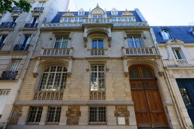 Tipik balkon ve pencereli geleneksel Fransız evinin ön cephesi. Paris, Fransa.