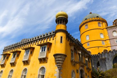 Renkli Pena Sarayı, ünlü saray ve Portekiz 'deki yedi harikadan biri.