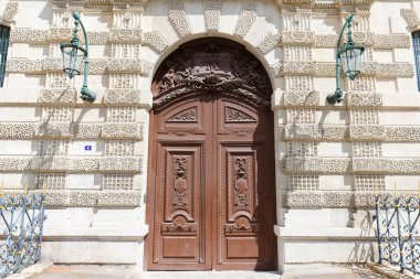 Paris, Fransa-Mayıs 06, 2024: Louvre 'un girişi. İnsanlık tarihinin en büyük 460.000 sanat eserinin koleksiyonuyla Louvre şüphesiz dünyanın en muhteşem müzelerinden biridir..