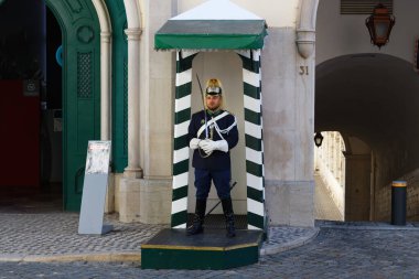 LISBON, PORTUGAL - 8 Mayıs 2024: Lizbon 'un tarihi merkezinde bulunan Ulusal Cumhuriyet Muhafız Müzesi girişinde nöbet tutan Portekizli asker.