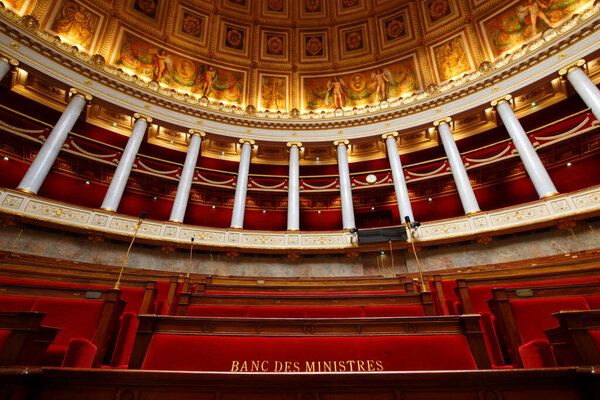 Париж Франция - Жюэн 03, 2023: Скамейки министров во дворце Бурбон, резиденция Национального собрания Франции, нижняя законодательная палата правительства Франции.