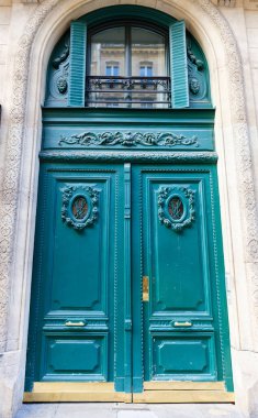 Paris, Fransa 'da eski süslü bir kapı - tipik eski bir apartman..