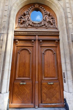 Paris, Fransa 'da eski süslü bir kapı - tipik eski bir apartman..