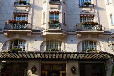 Paris, Fransa-19 Temmuz 2024: Faubourg Saint-Honore sokağında yer alan Hotel Le Bristol, Paris moda ve sanat bölgesinin merkezindedir..