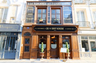 Paris, Fransa-19 Temmuz 2024: Saint-Honore sokağında ihtiyatlı bir şekilde, tipik Paris cephesinin arkasında, bu yeni restoran La Renommee görkemli bir dekor saklıyor..