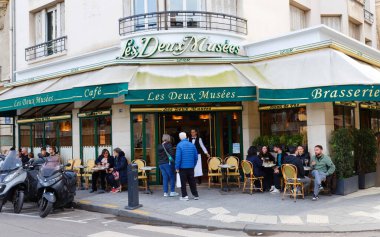 Paris, Fransa - 16 Mart 2024: Geleneksel Fransız restoranı Les Deux Müzesi Onur Müzesi ve Orsay Müzesi 'ne çok yakındır..