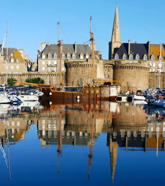 Saint Malo marinasının manzarası. Denizdeki teknelerin, yatların ve duvarların yansımaları. Brittany . Fransa.
