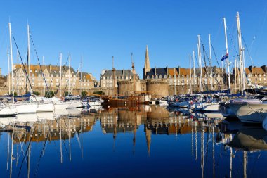 Saint Malo marinasının manzarası. Denizdeki teknelerin, yatların ve duvarların yansımaları. Brittany . Fransa.