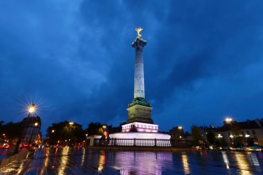 Yağmurlu bir akşamda Bastille Meydanı 'ndaki Temmuz Kolonu, Paris, Fransa.