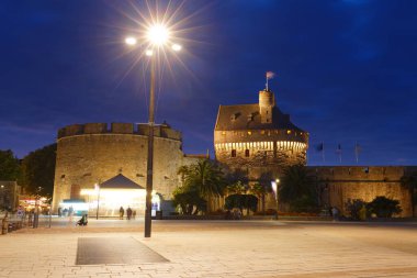 Brittany Düşesi Anne 'in kalesi geceleri Saint-Malo belediye binasında duvarlarla çevrili. Britanya, Fransa