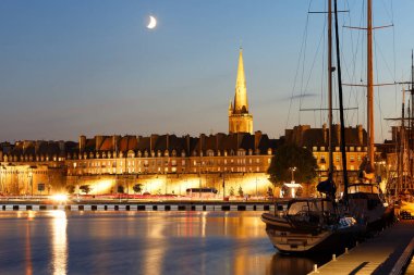 Atlantik kıyılarının manzarası, tarihi kent Saint Malo 'yu gece boyunca duvarlarla kapladı. Britanya, Fransa .