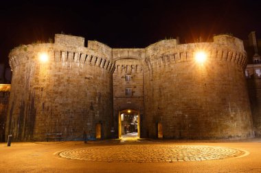Saint Malo 'nun Büyük Kapısı şehir duvarlarından geçerek eski şehre açılan en büyük geçitlerden biridir. Aziz Malo. Britanya. Fransa.