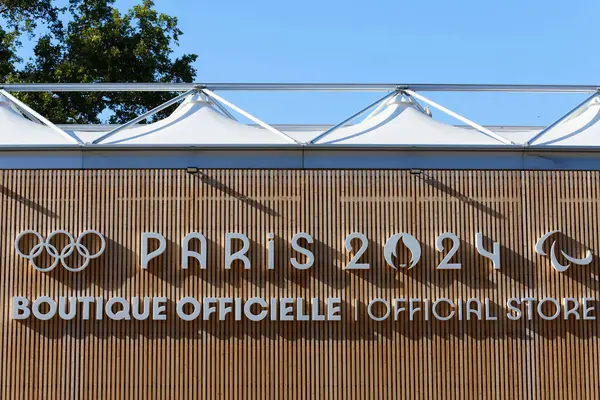 Paris, Fransa-25 Ağustos 2024: Paris 2024 Olimpiyat Oyunları 'nın resmi mağazası Paris' in 8..