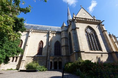 Notre-Dame-de-Boulogne Kilisesi, Notre-Dame-des-Menus olarak da bilinir, Boulogne-Billancourt, Fransa. 1319 ve 1450 yılları arasında inşa edildi..