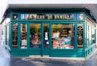 Boulogne- Billancourt-25 Ağustos 2024: A la Mere de Famille, Boulogne-Billancourt 'un merkezindeki çikolata dükkanıdır. Mağaza ilk olarak 1761 yılında Paris 'teki Faubourg Montmartre caddesinde açıldı..