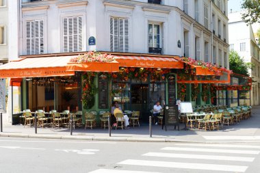 Paris, Fransa-Eylül 01, 2024: La Mere Pouchet, Paris 'in 12. bölgesinde Diderot Bulvarı' ndaki geleneksel bir Fransız bar restoranıdır..