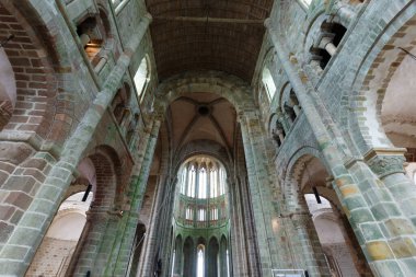 Manche bölgesinde, Fransa 'nın kuzey kıyısında kayalık bir gelgit adasında, Saint-Michel Manastırı' nın iç kısımlarında. Fransa 'nın ünlü simgesi ve Unesco Dünya Mirası sitesinde listelenmiş.