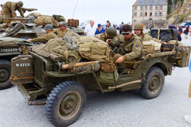 Mont Saint Michel, Fransa-Ağustos 02, 2024: Normandiya Kurtuluşu için 2. Dünya Savaşı canlandırması. Amerikalı piyade üniforması giyen aktörler.