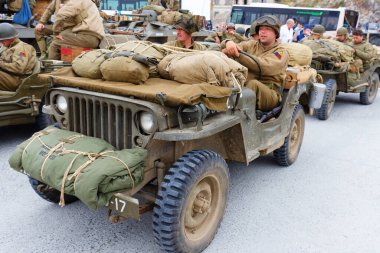 Mont Saint Michel, Fransa-Ağustos 02, 2024: Normandiya Kurtuluşu için 2. Dünya Savaşı canlandırması. Amerikalı piyade üniforması giyen aktörler.