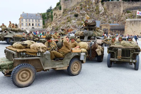 stock image Mont Saint Michel, France-August 02, 2024 : World War 2 reenactment for Normandy liberation. Actors dressed in period Amercian infantry uniform