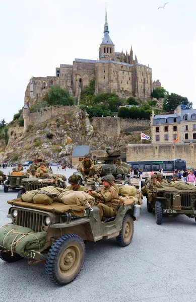 Mont Saint Michel, Fransa-Ağustos 02, 2024: Normandiya Kurtuluşu için 2. Dünya Savaşı canlandırması. Amerikalı piyade üniforması giyen aktörler.