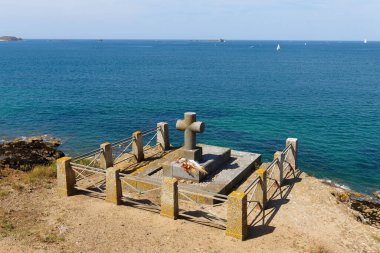 Saint Malo, Brittany, Fransa - 04 Ağustos 2024: Düşük gelgitte turistler, ünlü Romantik yazar Francois-Rene de Chateaubriand 'ın mezarının bulunduğu Grand Be adasına yürür..