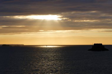 Saint Malo, Brittany, Fransa sahilinden gün batımı manzarası