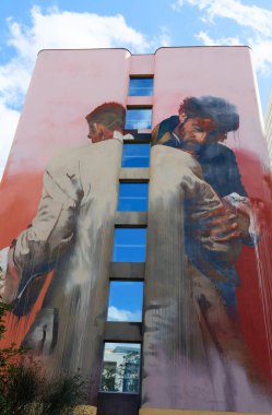 Paris, Fransa-Eylül 08, 2024: Bu muazzam eser, Accolade, Mart 2017 'de Conor Harrington tarafından Paris' in 13. ilçesindeki Vincent Auriol Bulvarı 'ndaki binanın ön cephesinde oluşturuldu..