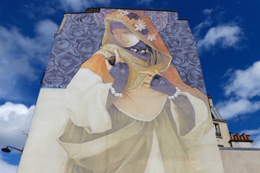 Paris, Fransa-Eylül 2024: Şili doğumlu sanatçı Inti, etkileyici freskleriyle tanınıyor ve Meryem Ana 'nın laik bir temsilini sunmaya karar verdi. Paris 'in 13 ilçesindeki Auriol Bulvarı 81 numarada..