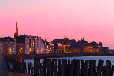 Fransa 'nın Brittany kentindeki Saint Malo şehrinin mimarisi gün batımının altında