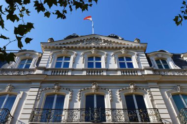 Tipik balkon ve pencereli geleneksel Fransız evinin ön cephesi. Paris, Fransa.