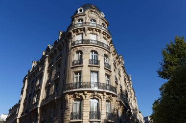 Tipik balkon ve pencereli geleneksel Fransız evinin ön cephesi. Paris, Fransa.