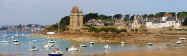 Brittany 'deki Saint-Malo Solidor Kulesi' nin panoramik manzarası, mavi bir gökyüzünün altında. Fransa. 1369 ve 1382 yılları arasında inşa edilmiş..