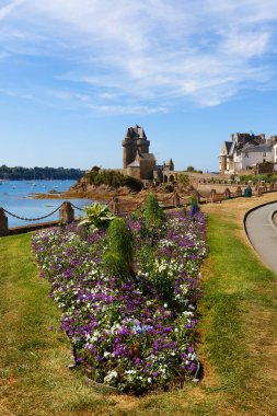 Brittany 'deki Saint-Malo Solidor Kulesi' nin mavi gökyüzünün altındaki manzarası. Fransa. 1369 ve 1382 yılları arasında inşa edilmiş..