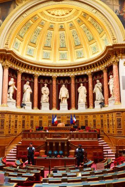 PARIS, FRANCE 22 Eylül 2024 Lüksemburg Sarayı 'nda Senato Toplantı Salonu. Saray aslen XVII yüzyılda inşa edilmiş ve 1958 yılından beri Beşinci Cumhuriyet Fransız Senatosu 'na ev sahipliği yapmaktadır.